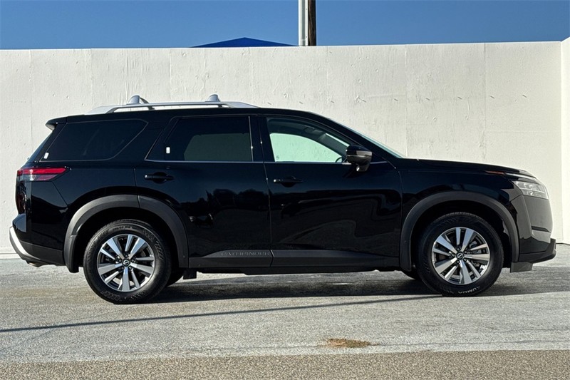 Nissan Pathfinder Vehicle Full-screen Gallery Image 03