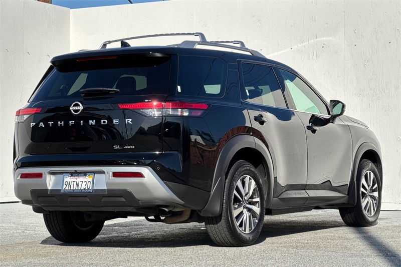 Nissan Pathfinder Vehicle Full-screen Gallery Image 04