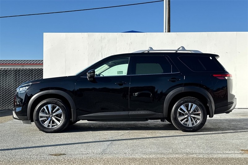 Nissan Pathfinder Vehicle Full-screen Gallery Image 07