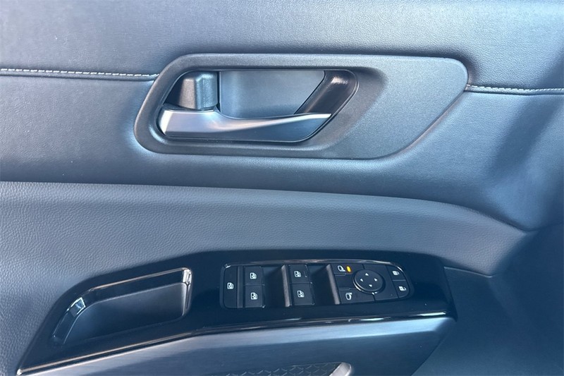 Nissan Pathfinder Vehicle Full-screen Gallery Image 11