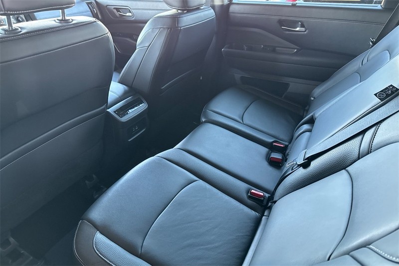 Nissan Pathfinder Vehicle Full-screen Gallery Image 12