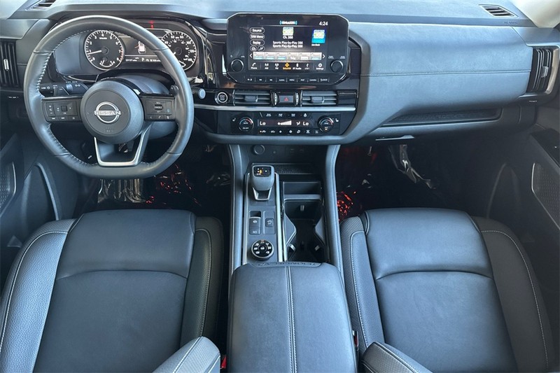 Nissan Pathfinder Vehicle Full-screen Gallery Image 13