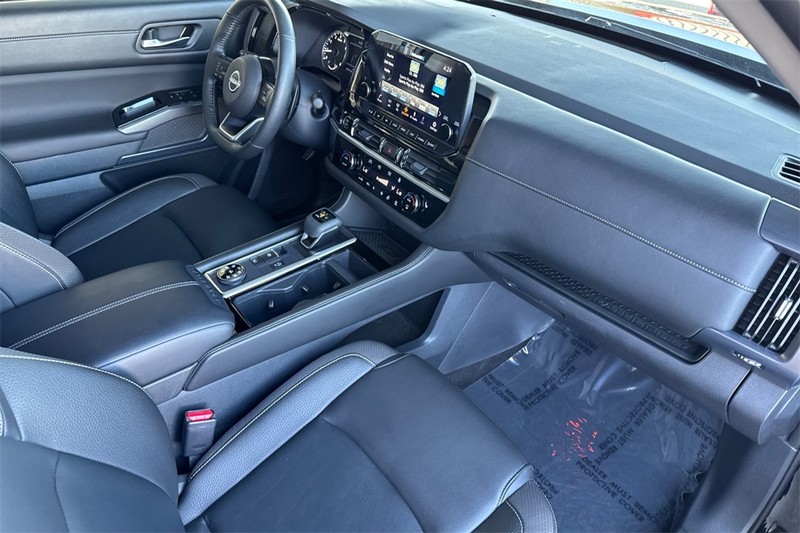 Nissan Pathfinder Vehicle Full-screen Gallery Image 15