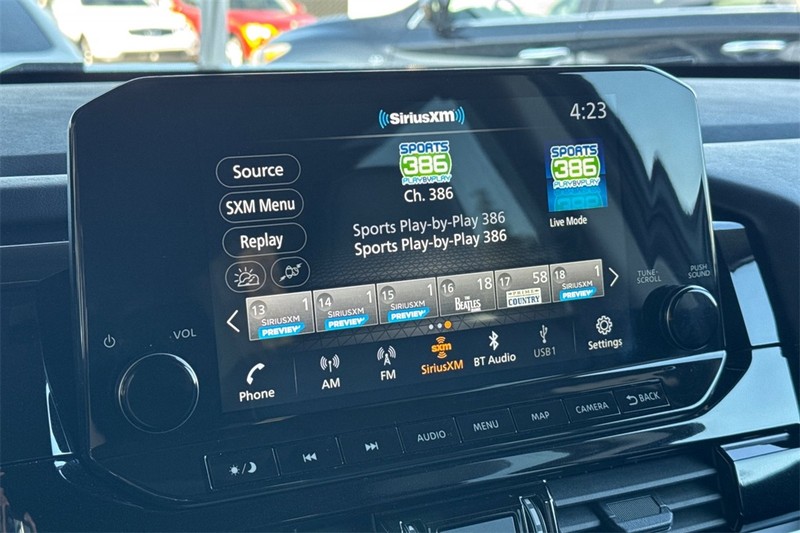 Nissan Pathfinder Vehicle Full-screen Gallery Image 17