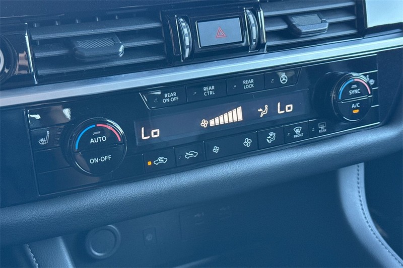 Nissan Pathfinder Vehicle Full-screen Gallery Image 20