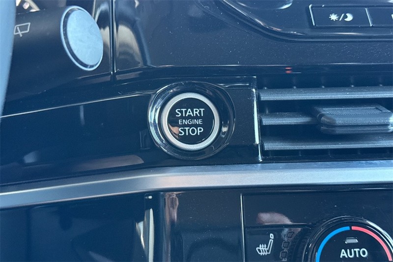 Nissan Pathfinder Vehicle Full-screen Gallery Image 22