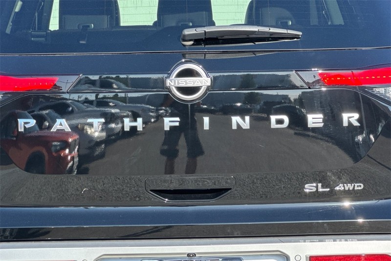 Nissan Pathfinder Vehicle Full-screen Gallery Image 27