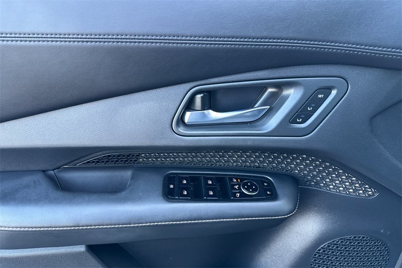 Nissan ARIYA Vehicle Full-screen Gallery Image 11