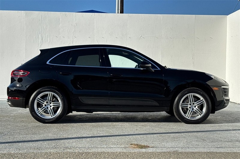 Porsche Macan Vehicle Full-screen Gallery Image 03