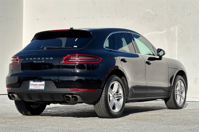 Porsche Macan Vehicle Full-screen Gallery Image 04