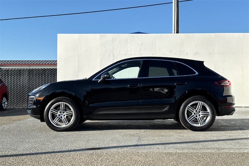 Porsche Macan Vehicle Full-screen Gallery Image 07