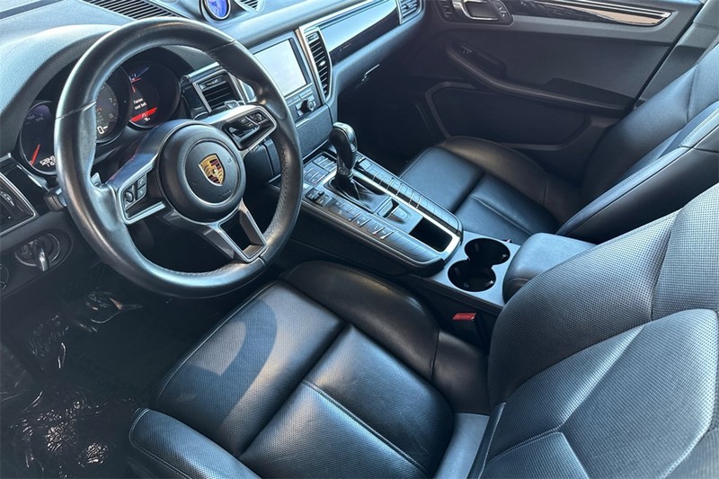 Porsche Macan Vehicle Full-screen Gallery Image 10