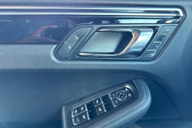 Porsche Macan Vehicle Full-screen Gallery Image 11