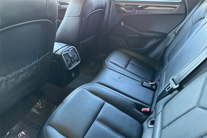 Porsche Macan Vehicle Full-screen Gallery Image 12