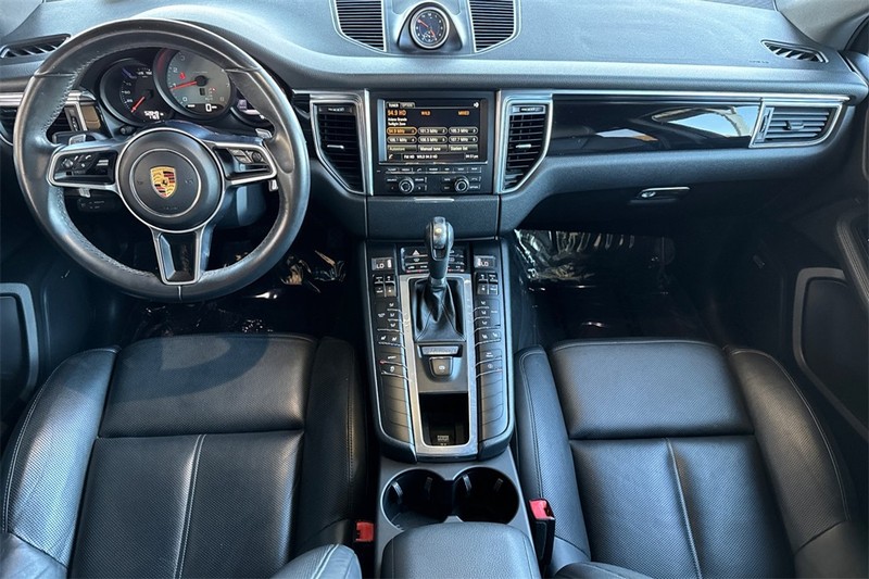 Porsche Macan Vehicle Full-screen Gallery Image 13