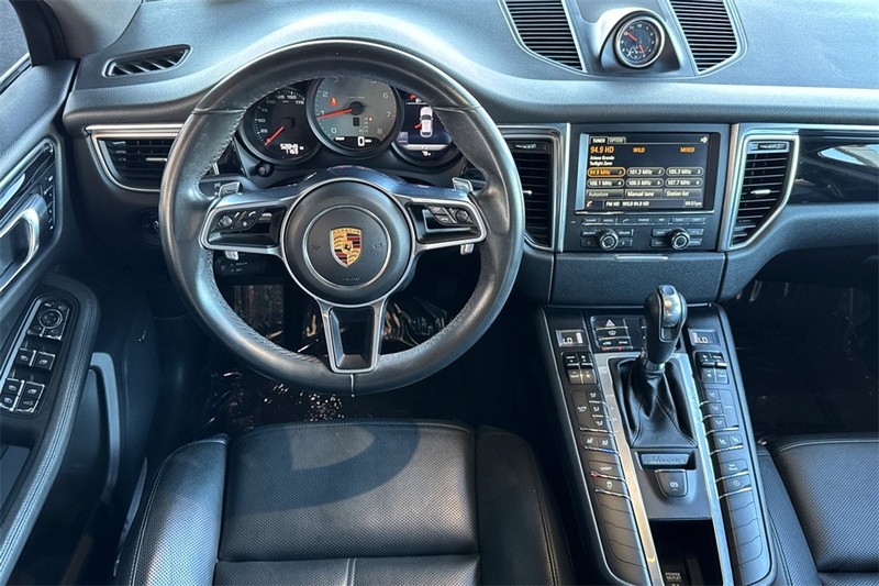 Porsche Macan Vehicle Full-screen Gallery Image 14