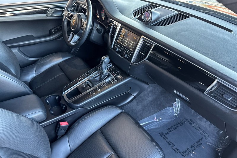 Porsche Macan Vehicle Full-screen Gallery Image 15