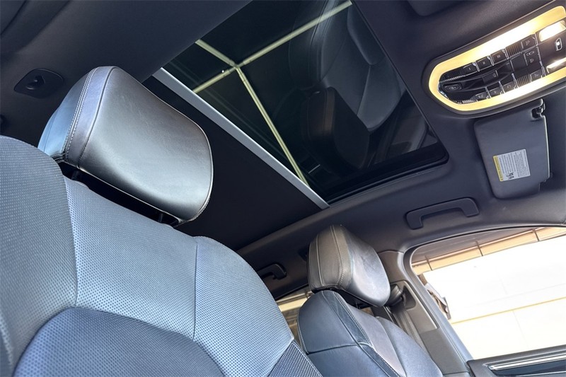 Porsche Macan Vehicle Full-screen Gallery Image 16