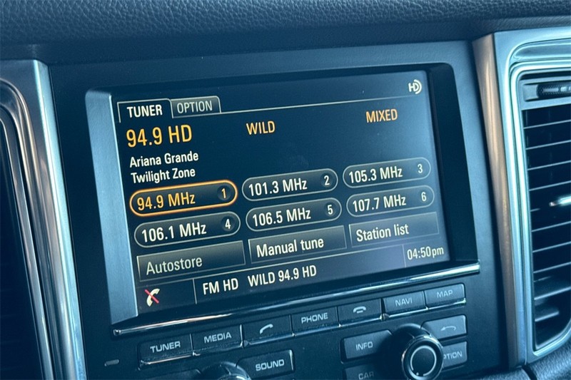 Porsche Macan Vehicle Full-screen Gallery Image 17