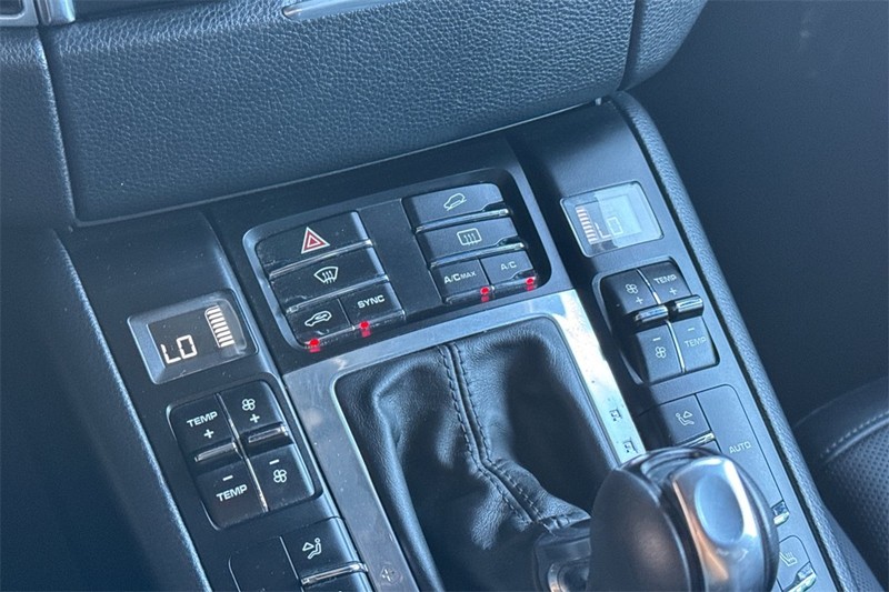 Porsche Macan Vehicle Full-screen Gallery Image 20