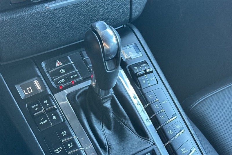 Porsche Macan Vehicle Full-screen Gallery Image 21