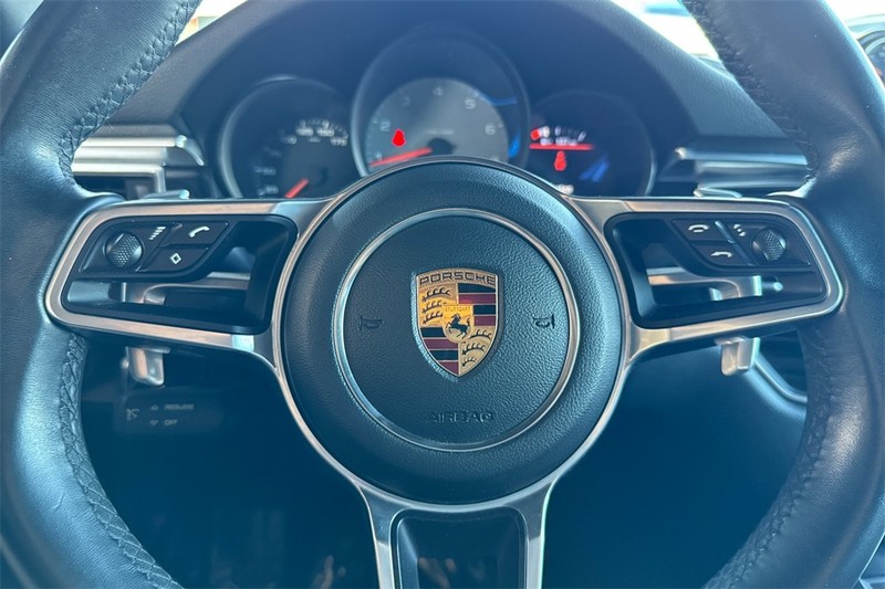 Porsche Macan Vehicle Full-screen Gallery Image 22