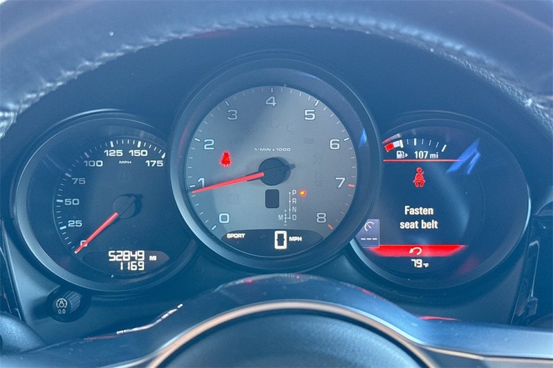 Porsche Macan Vehicle Full-screen Gallery Image 23