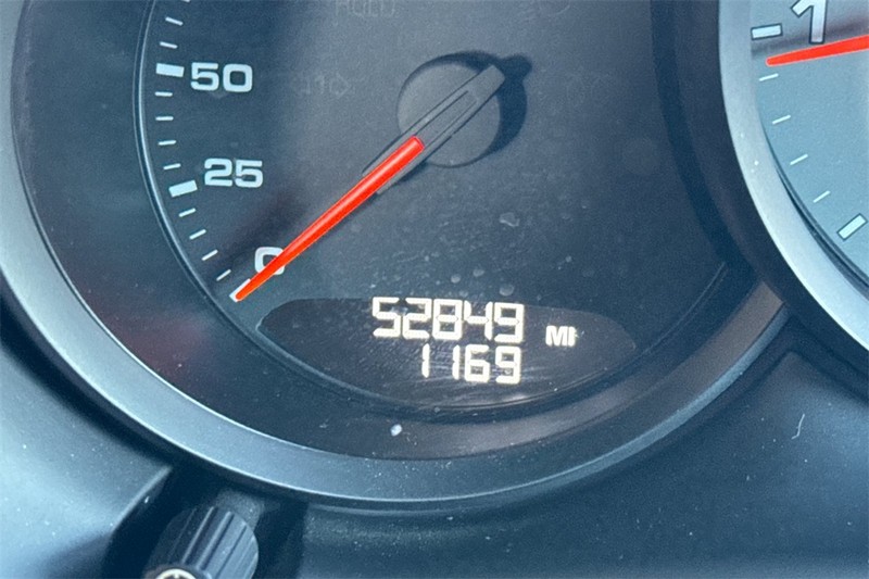 Porsche Macan Vehicle Full-screen Gallery Image 24