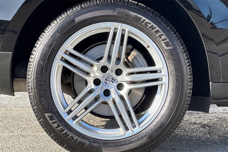 Porsche Macan Vehicle Full-screen Gallery Image 25