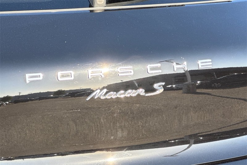 Porsche Macan Vehicle Full-screen Gallery Image 26