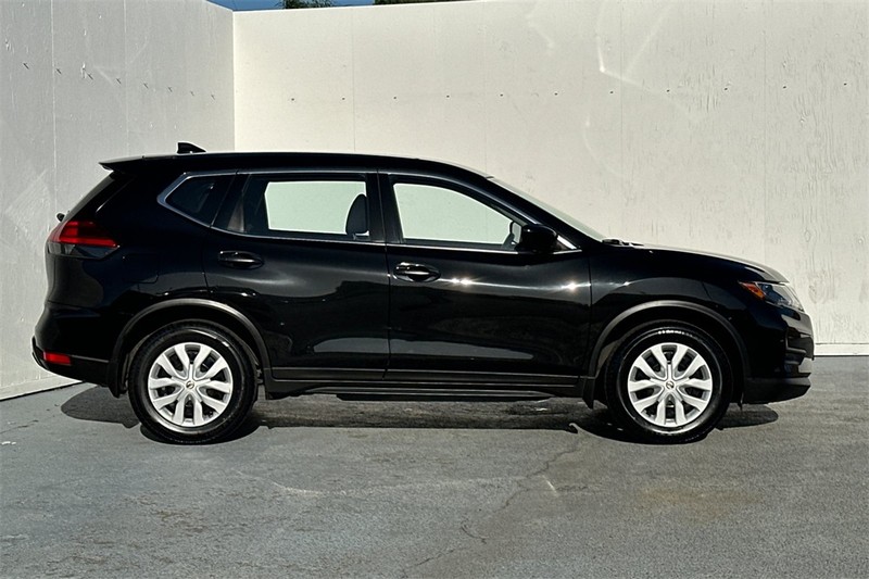 Nissan Rogue Vehicle Full-screen Gallery Image 03