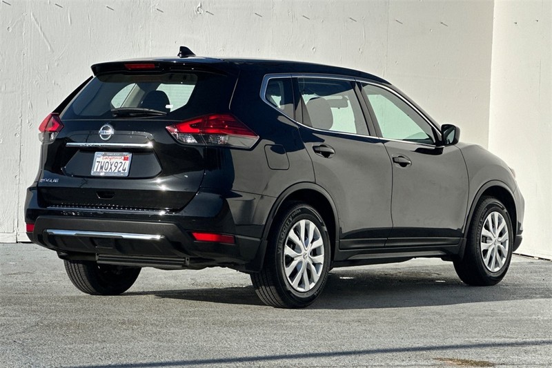 Nissan Rogue Vehicle Full-screen Gallery Image 04