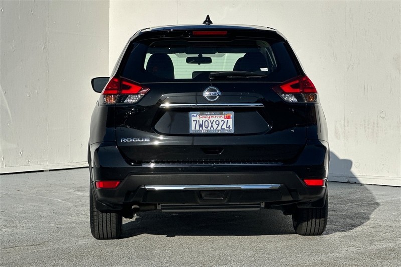 Nissan Rogue Vehicle Full-screen Gallery Image 05