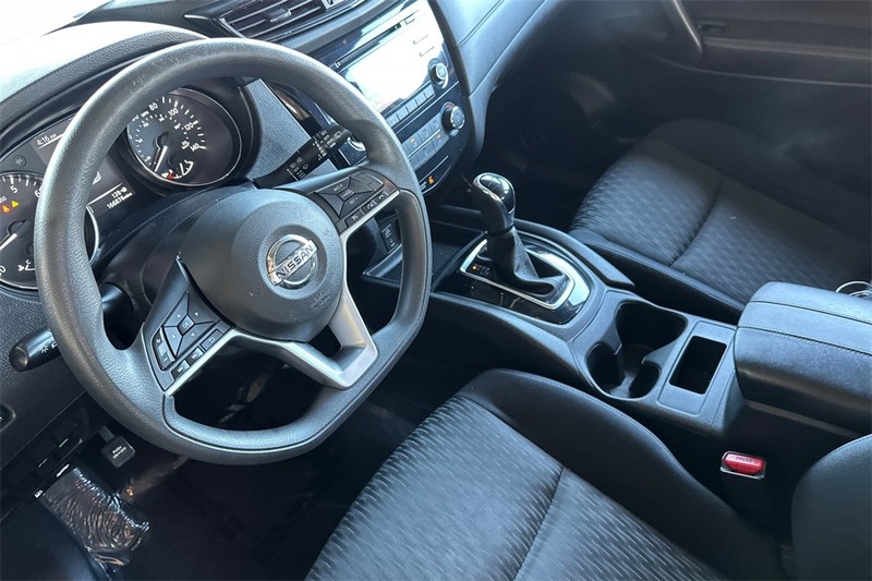 Nissan Rogue Vehicle Full-screen Gallery Image 10