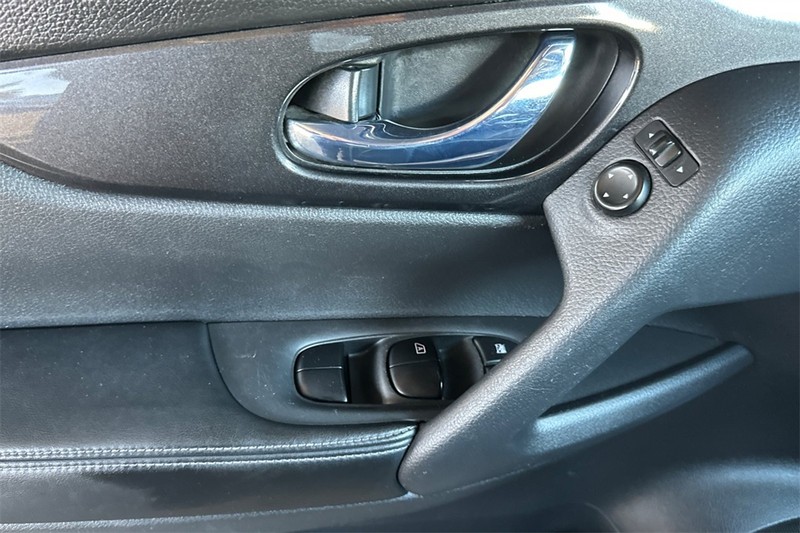 Nissan Rogue Vehicle Full-screen Gallery Image 11