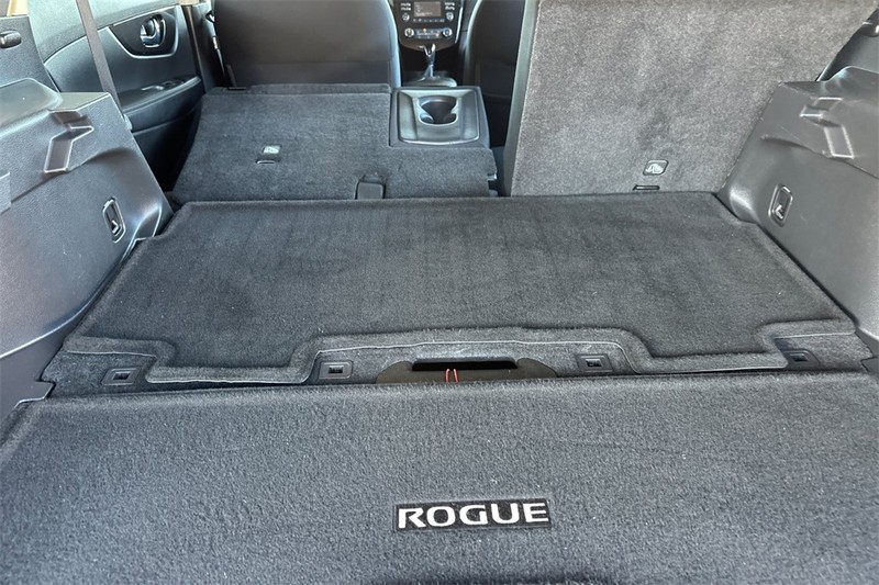 Nissan Rogue Vehicle Full-screen Gallery Image 15