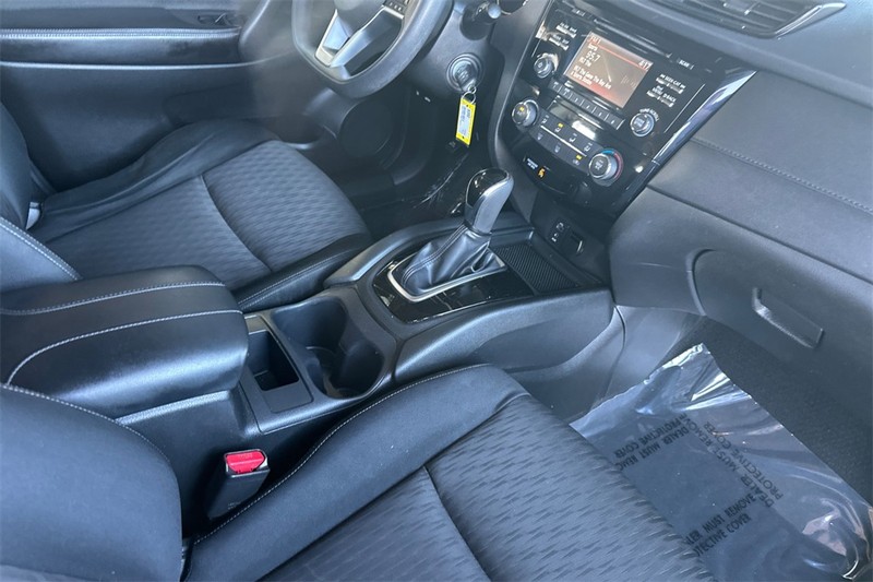 Nissan Rogue Vehicle Full-screen Gallery Image 16