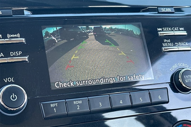 Nissan Rogue Vehicle Full-screen Gallery Image 19