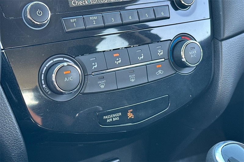 Nissan Rogue Vehicle Full-screen Gallery Image 20