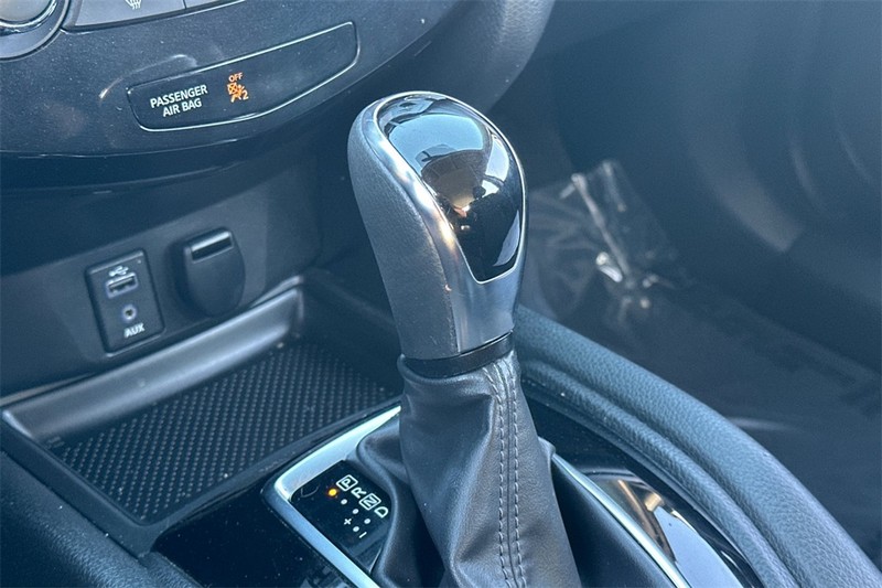 Nissan Rogue Vehicle Full-screen Gallery Image 21