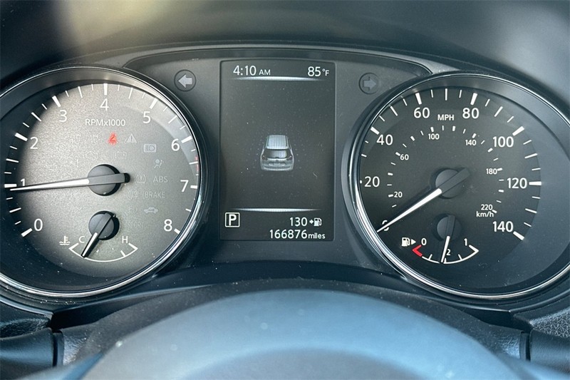 Nissan Rogue Vehicle Full-screen Gallery Image 23