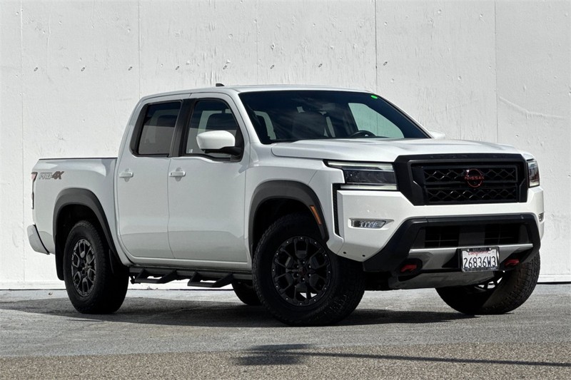 Nissan Frontier Vehicle Full-screen Gallery Image 02