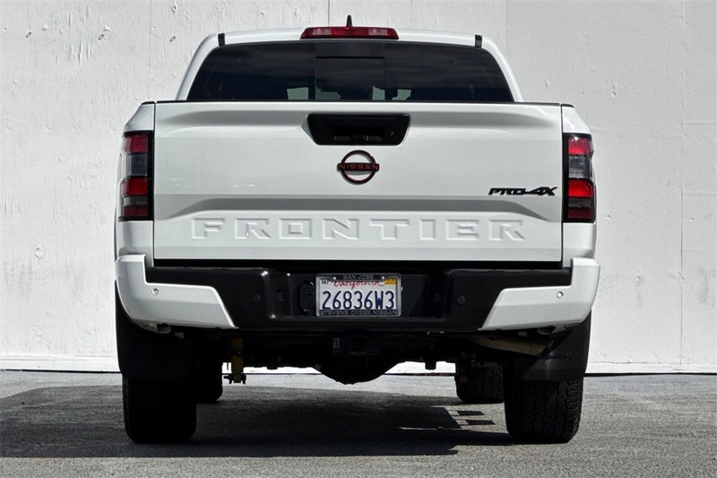 Nissan Frontier Vehicle Full-screen Gallery Image 05