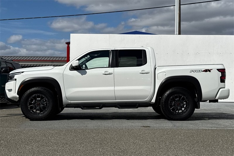 Nissan Frontier Vehicle Full-screen Gallery Image 07