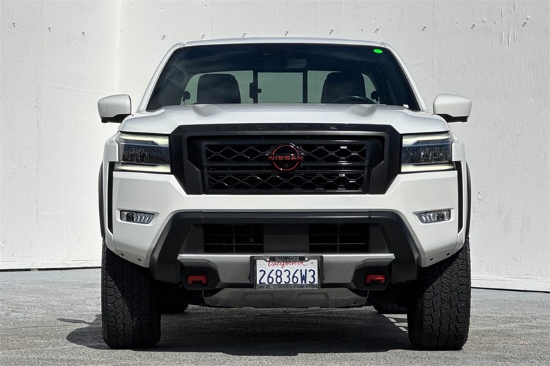 Nissan Frontier Vehicle Full-screen Gallery Image 09