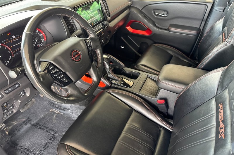 Nissan Frontier Vehicle Full-screen Gallery Image 10