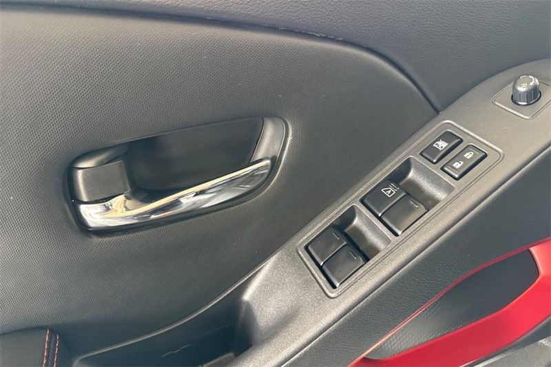 Nissan Frontier Vehicle Full-screen Gallery Image 11