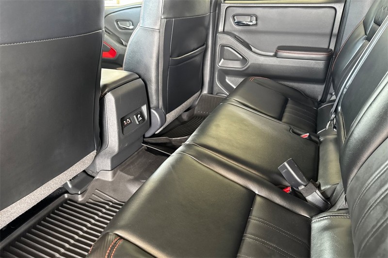 Nissan Frontier Vehicle Full-screen Gallery Image 12