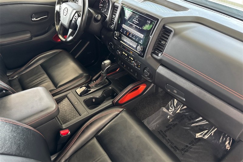 Nissan Frontier Vehicle Full-screen Gallery Image 15