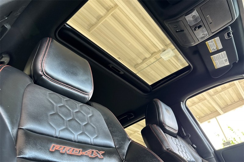 Nissan Frontier Vehicle Full-screen Gallery Image 16